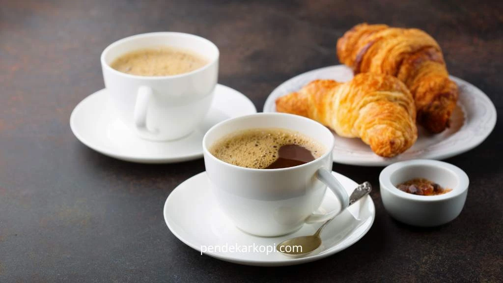 Croissant sangat cocok dengan kopi latte atau cappuccino.